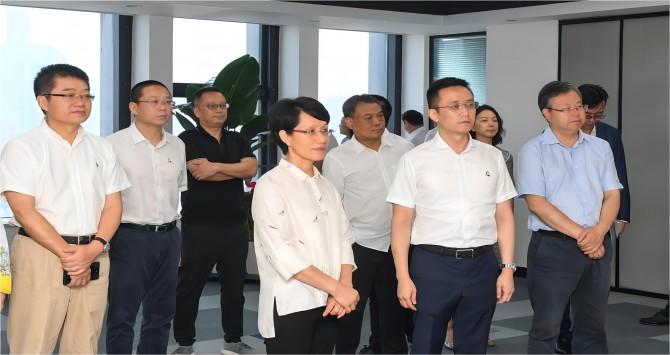 重庆市政协副主席谭家玲到重庆石油天然气交易中心调研