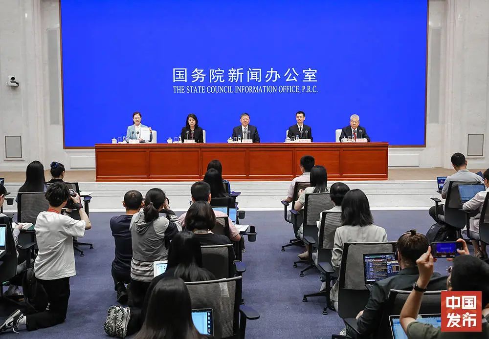国新办举行《中国的能源转型》白皮书新闻发布会