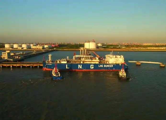 中石化天然气分公司完成长江流域首单LNG船舶加注