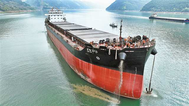 重庆最大液化天然气江海直达船试航成功