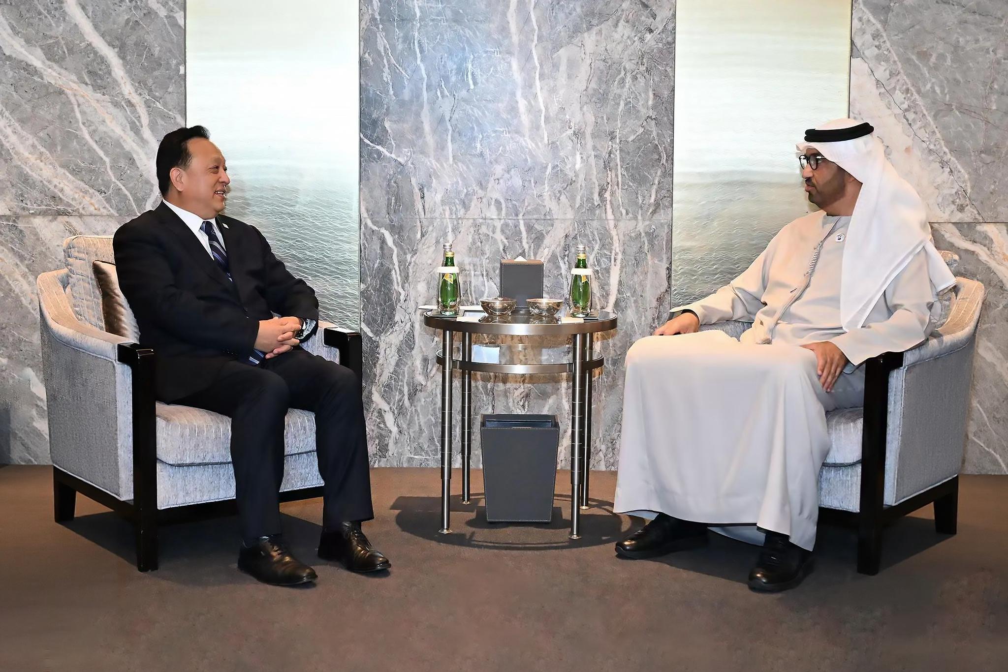 中国石化集团董事长侯启军会见阿布扎比国家石油公司首席执行官