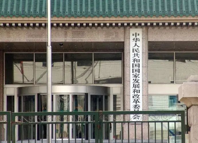 国家发改委：10月全国天然气表观消费量305.3亿立方米，同比增长1.8%