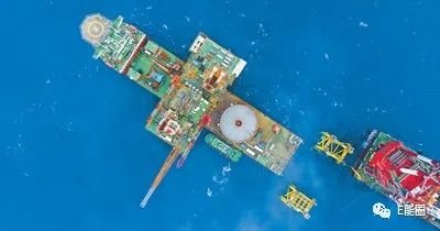 万吨级海上油气平台“倒车入库”完成安装