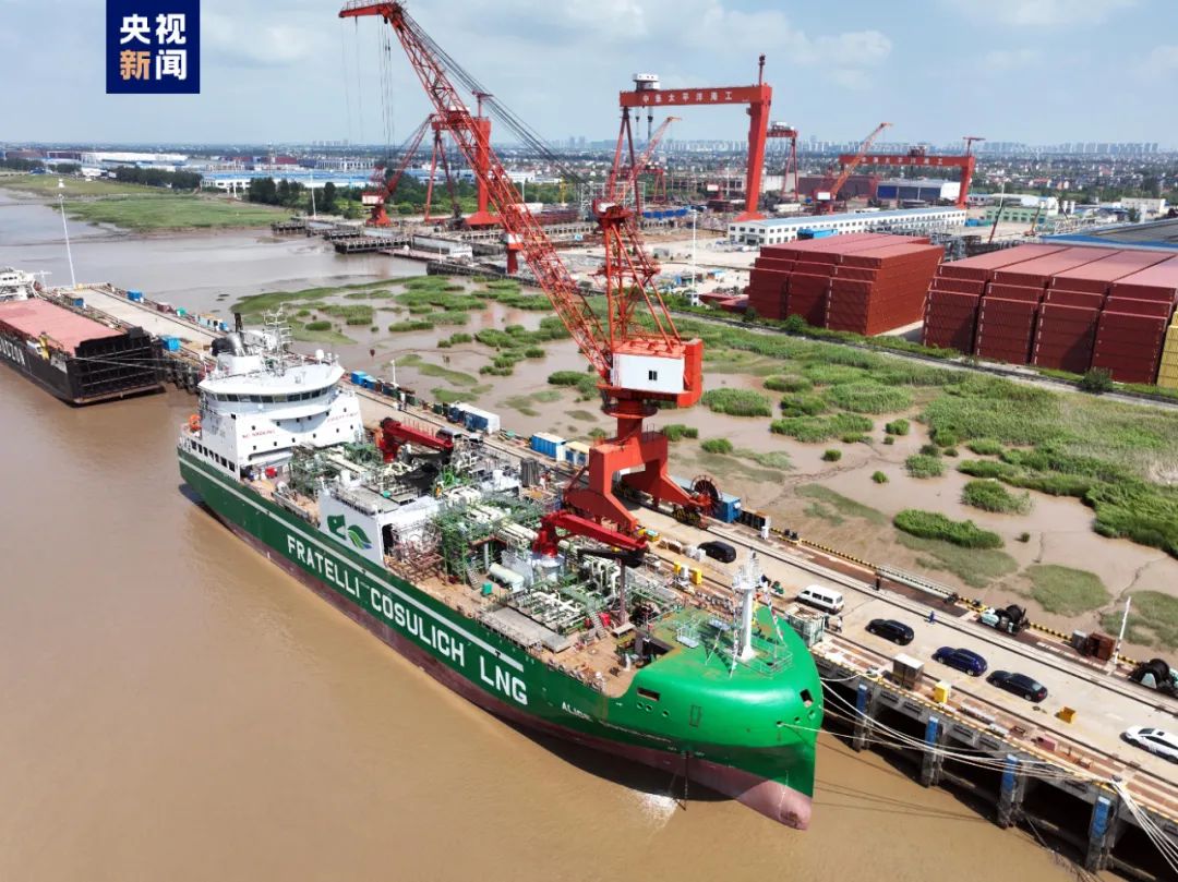 我国自主建造LNG加注船于江苏启东出海试航