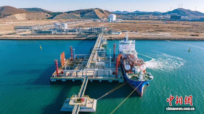 中国首次绿色液化天然气加注作业在辽宁大连完成