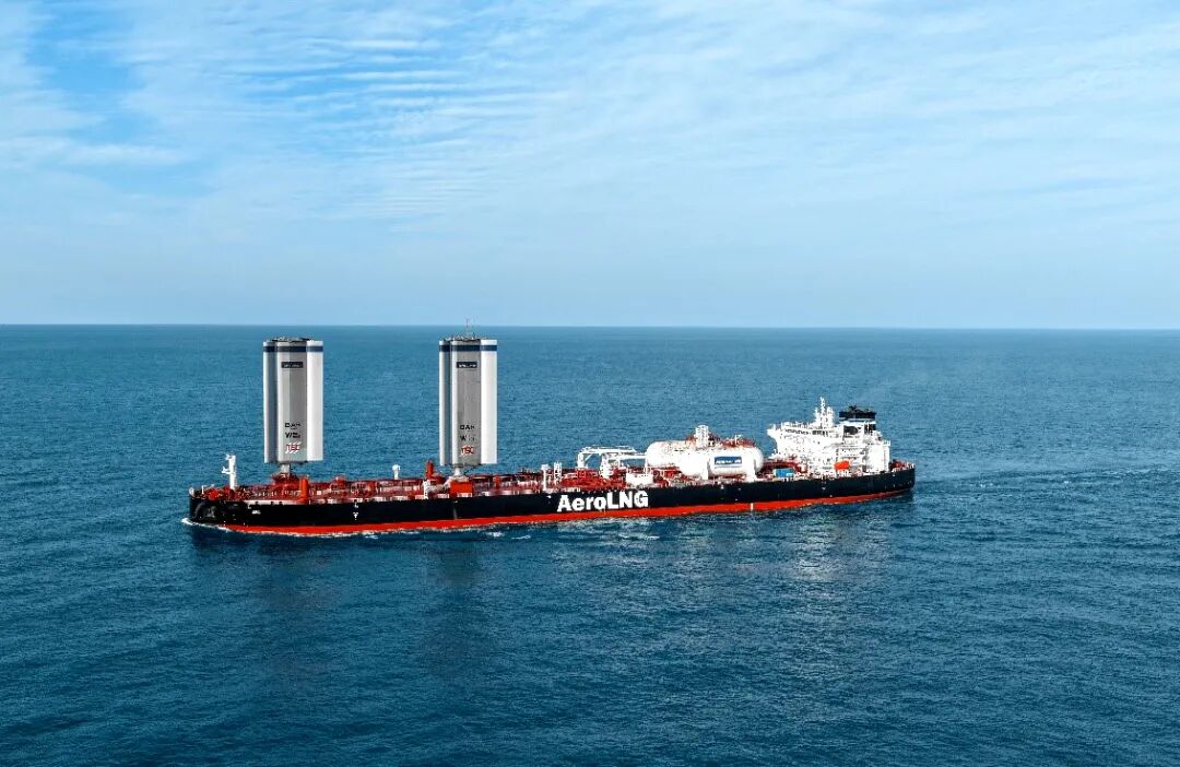 全球首型风帆助推LNG双燃料LR2型油船交付