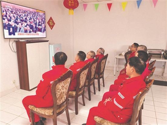 奋进启新程·两会聚焦丨百万石油人收听收看全国两会共话新征程