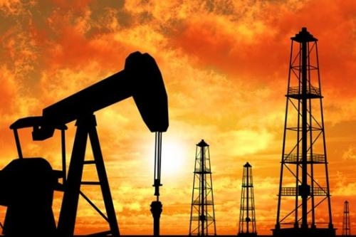 美国原油库存居高不下 国际油价下跌近4%